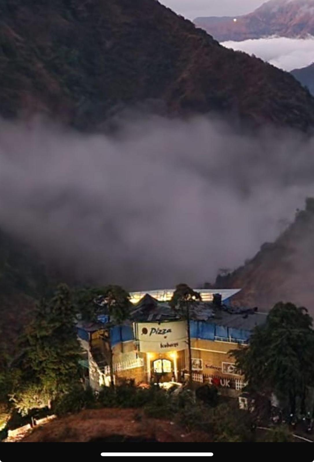Icebergs Mussoorie - A Boutique Stay And 24 Hrs Roof Top Cafe 외부 사진